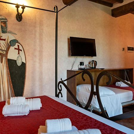 Castello Dei Templari Bed & Breakfast Лука Екстериор снимка