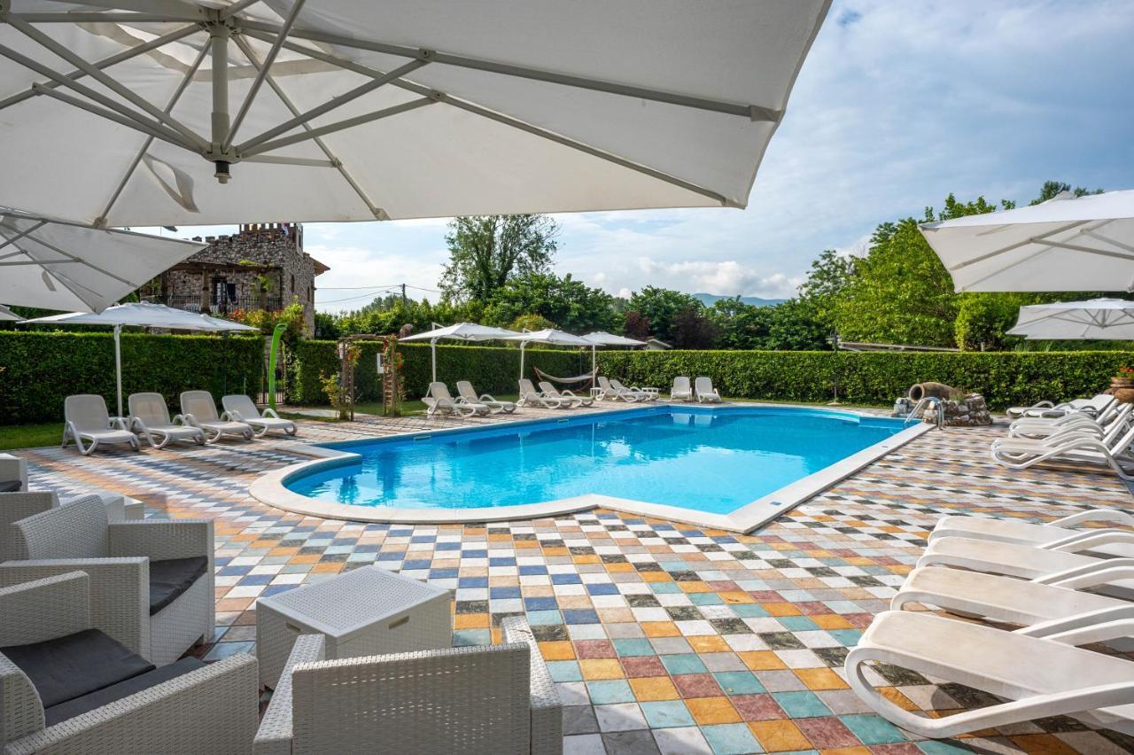 Castello Dei Templari Bed & Breakfast Лука Екстериор снимка