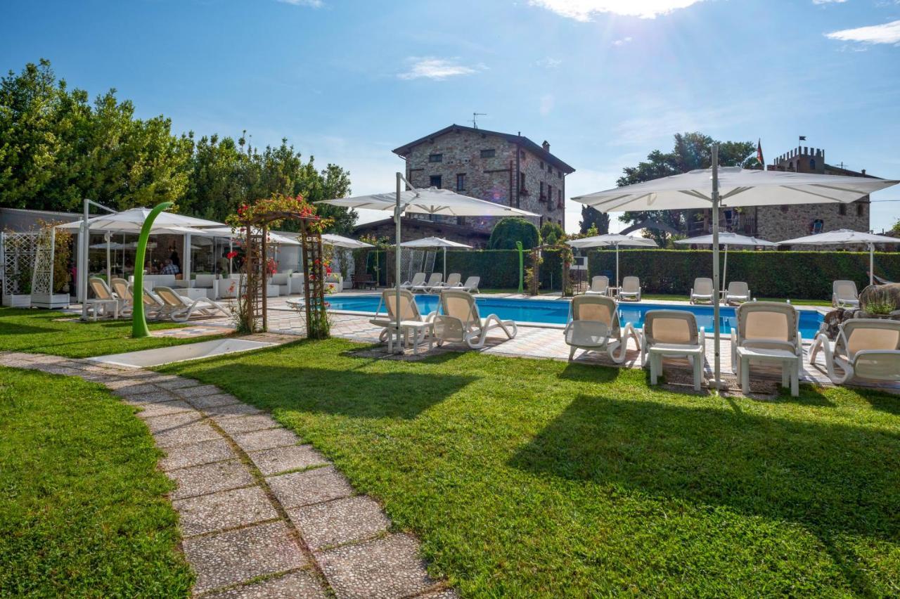 Castello Dei Templari Bed & Breakfast Лука Екстериор снимка
