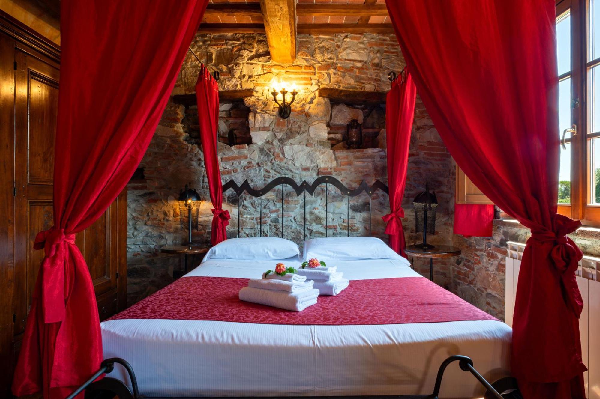 Castello Dei Templari Bed & Breakfast Лука Екстериор снимка