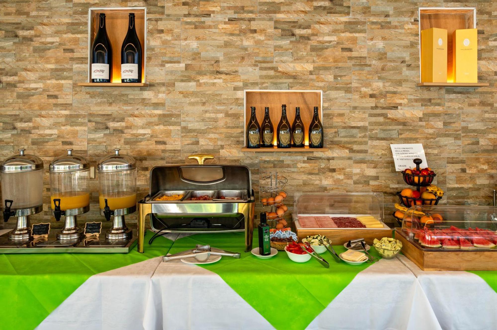 Castello Dei Templari Bed & Breakfast Лука Екстериор снимка