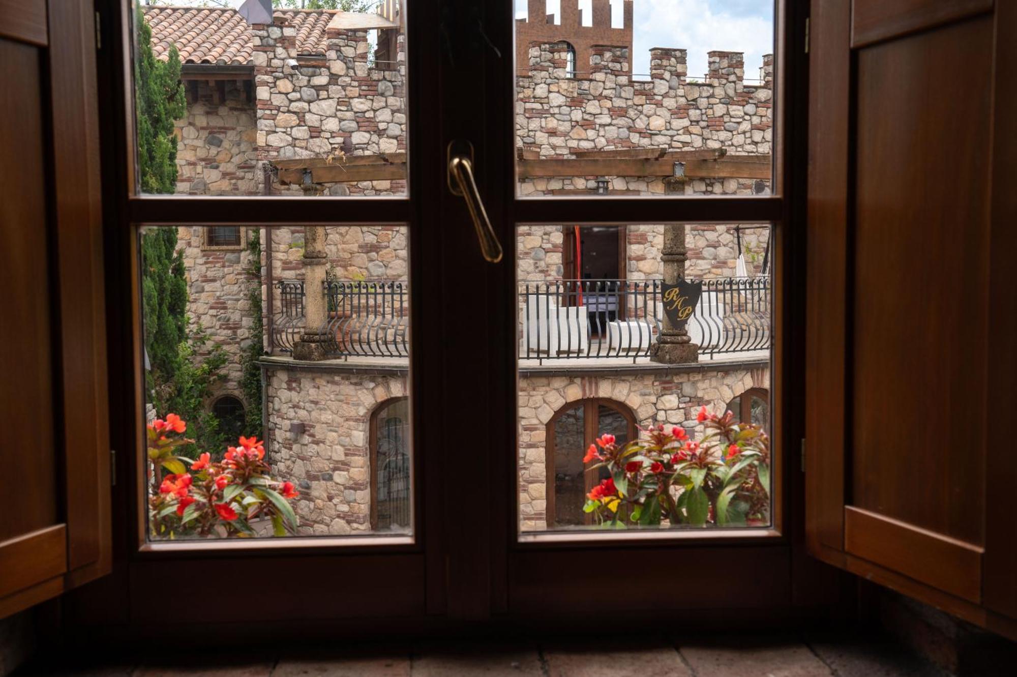 Castello Dei Templari Bed & Breakfast Лука Екстериор снимка