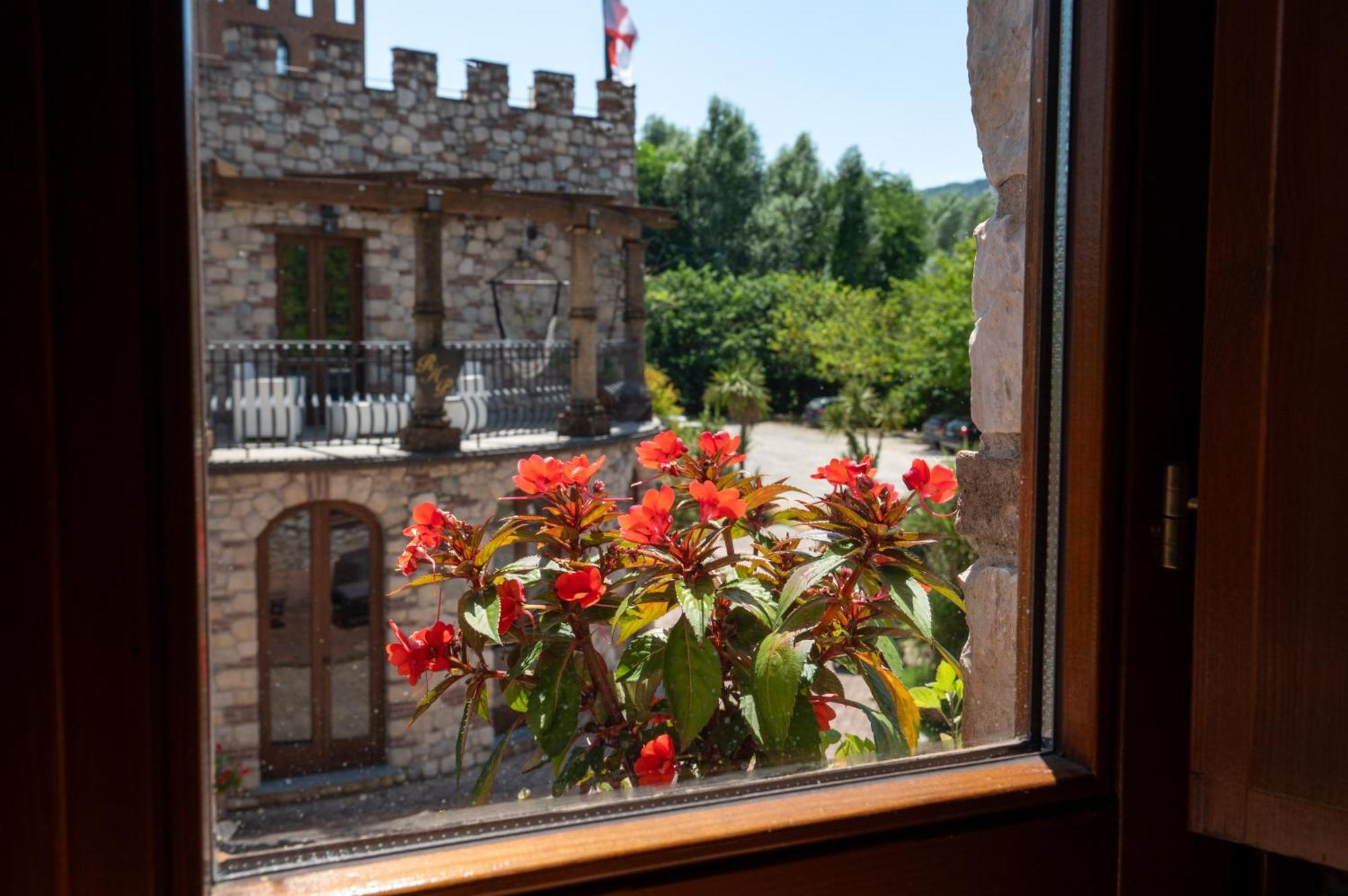 Castello Dei Templari Bed & Breakfast Лука Екстериор снимка