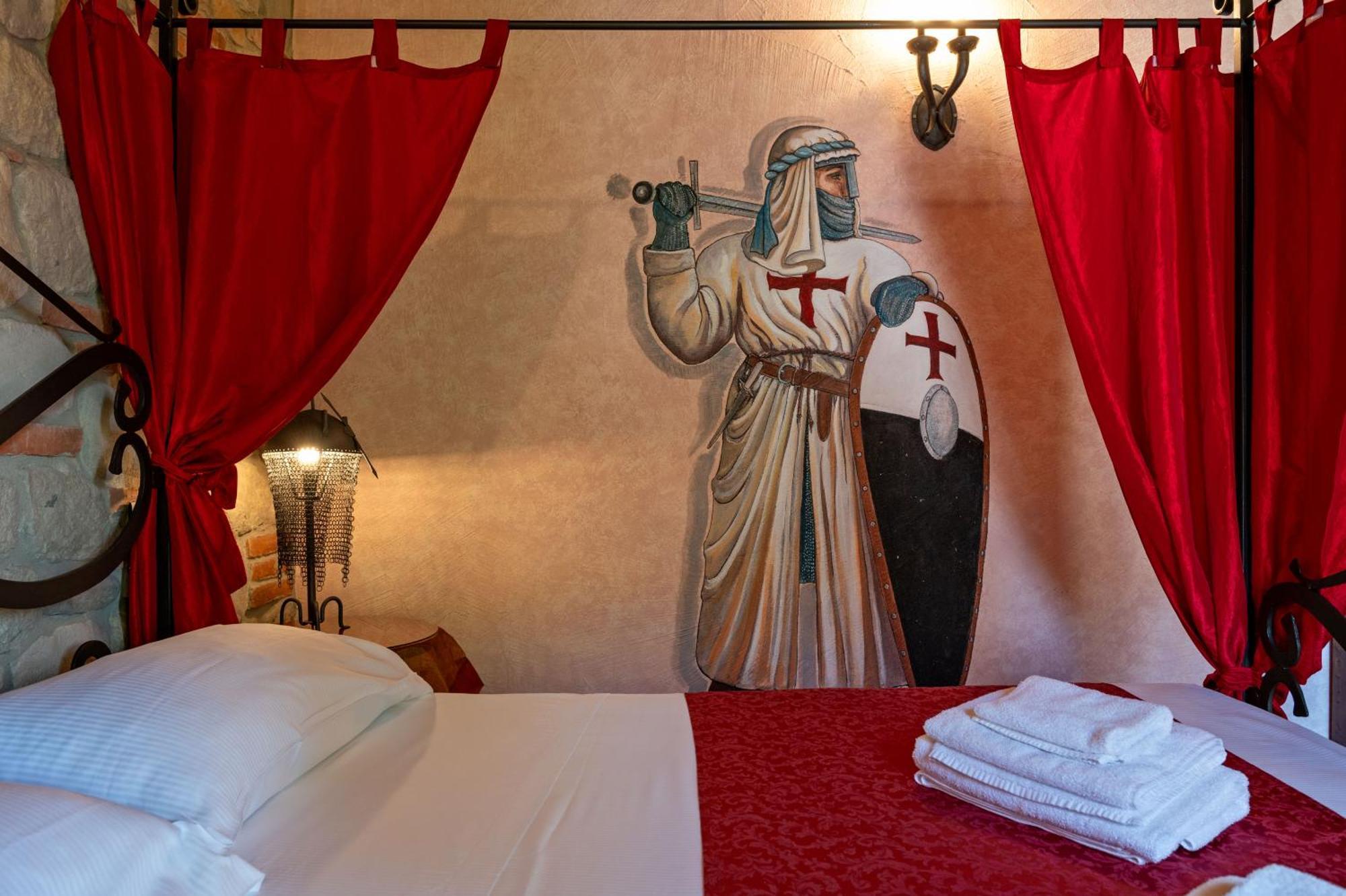 Castello Dei Templari Bed & Breakfast Лука Екстериор снимка