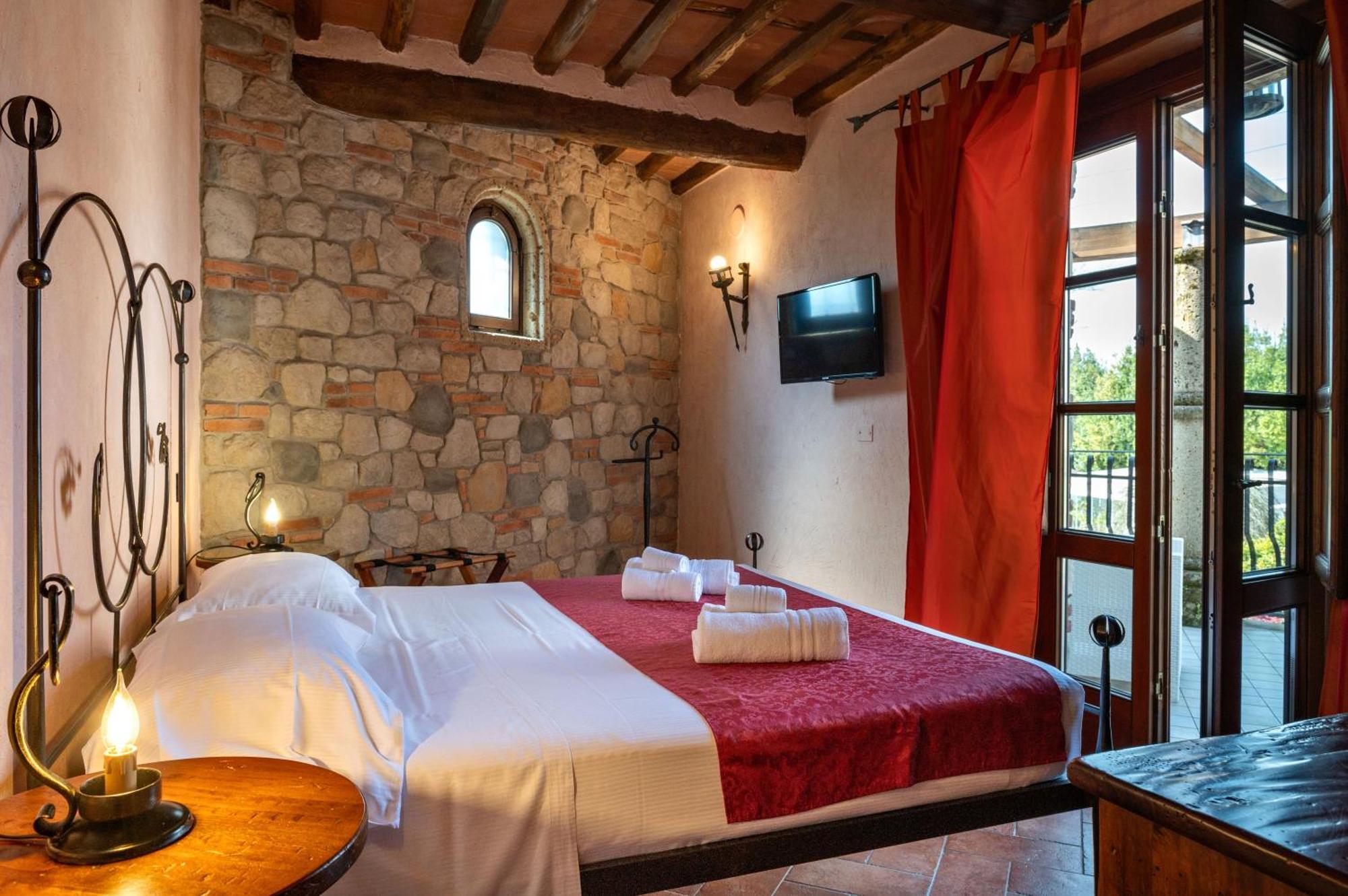 Castello Dei Templari Bed & Breakfast Лука Екстериор снимка