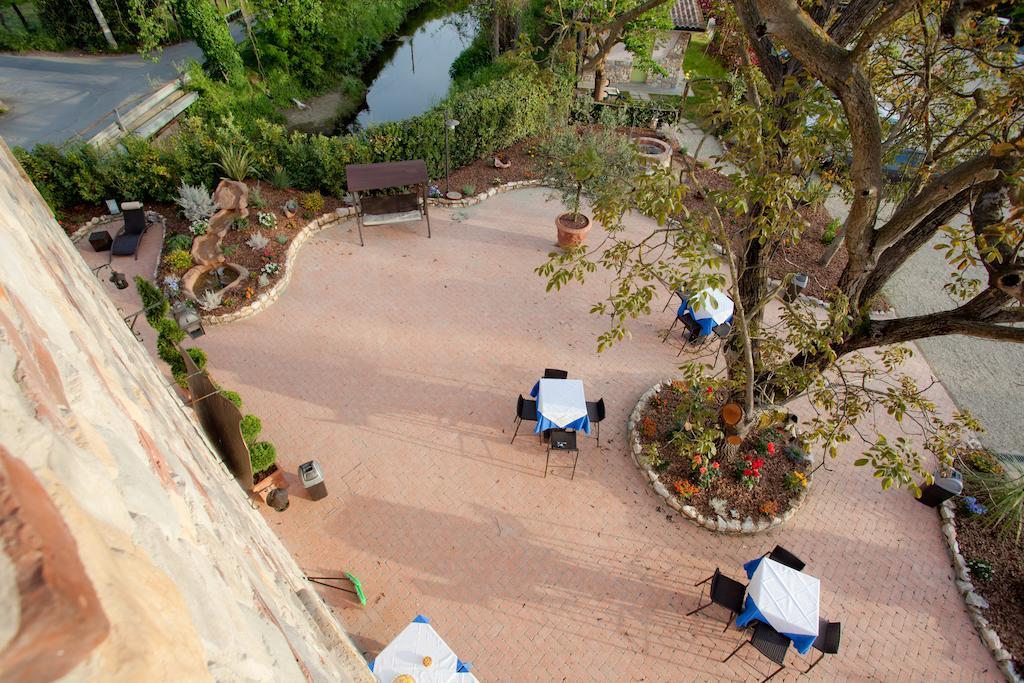 Castello Dei Templari Bed & Breakfast Лука Екстериор снимка