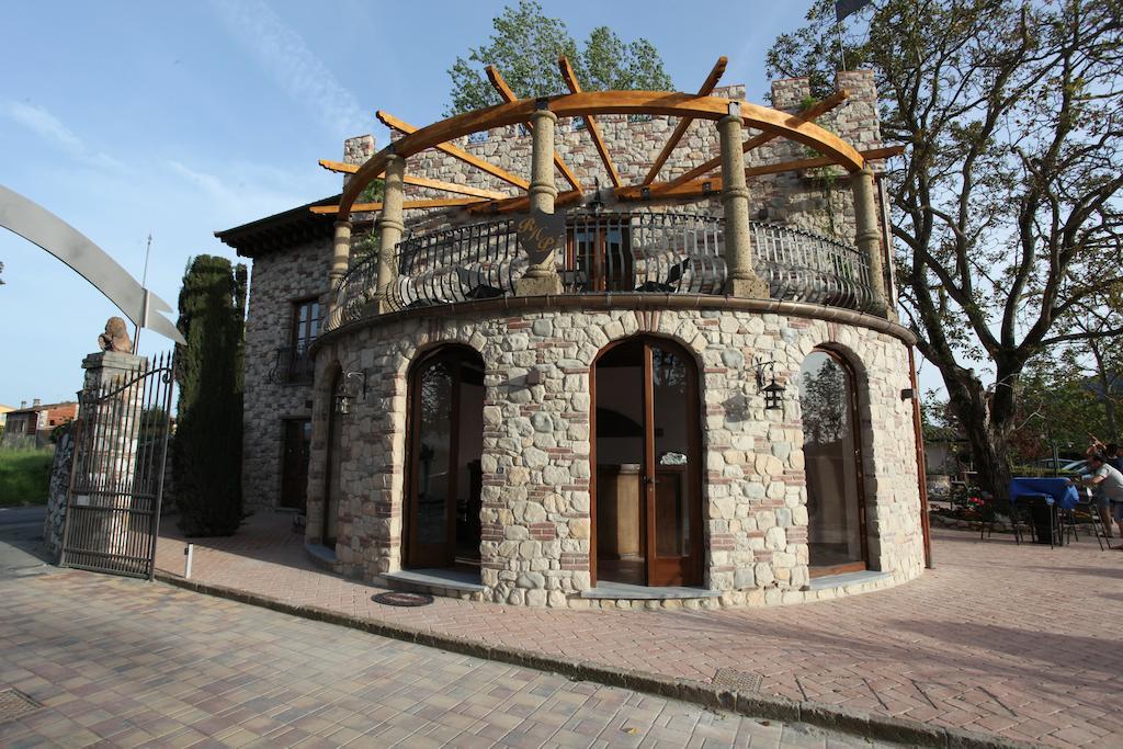Castello Dei Templari Bed & Breakfast Лука Екстериор снимка