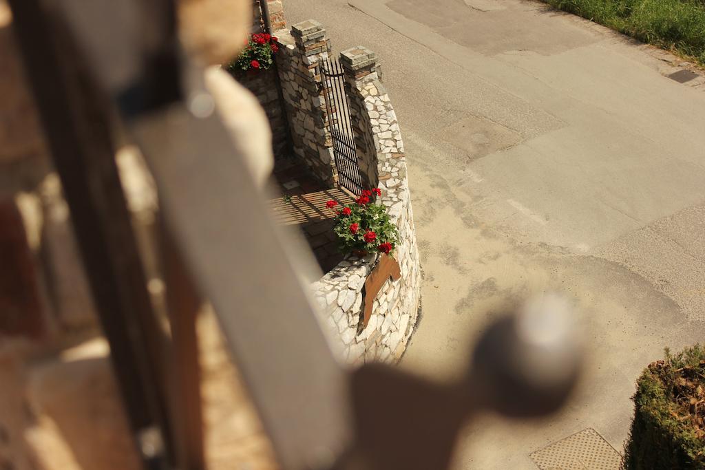 Castello Dei Templari Bed & Breakfast Лука Екстериор снимка
