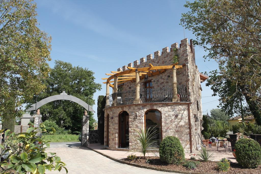Castello Dei Templari Bed & Breakfast Лука Екстериор снимка