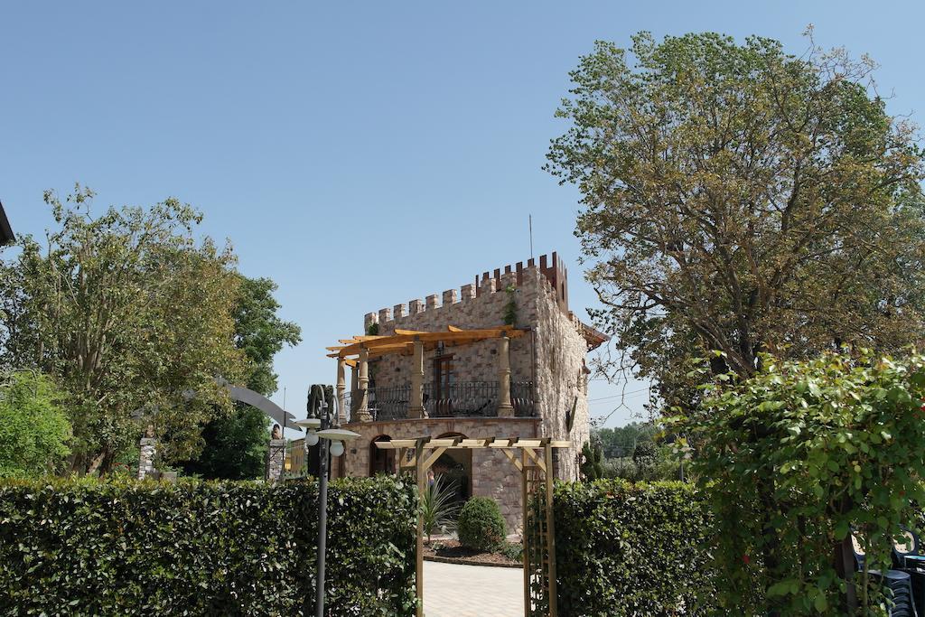 Castello Dei Templari Bed & Breakfast Лука Екстериор снимка