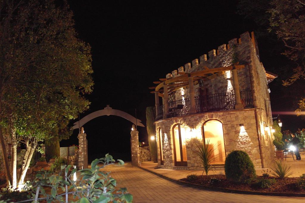 Castello Dei Templari Bed & Breakfast Лука Екстериор снимка