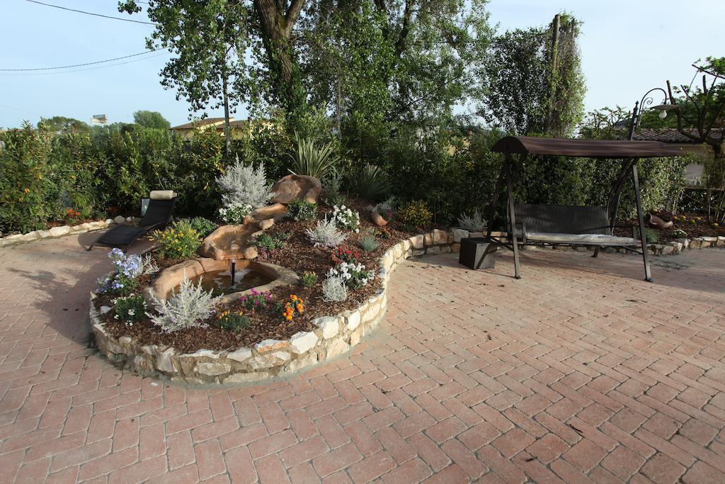 Castello Dei Templari Bed & Breakfast Лука Екстериор снимка